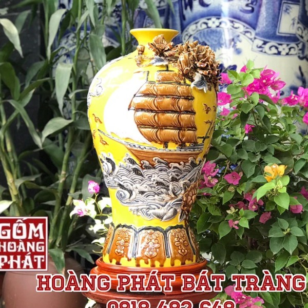 Mai bình tích lộc Thuận buồm xuôi gió đắp nổi nền vàng Bát Tràng H47cm