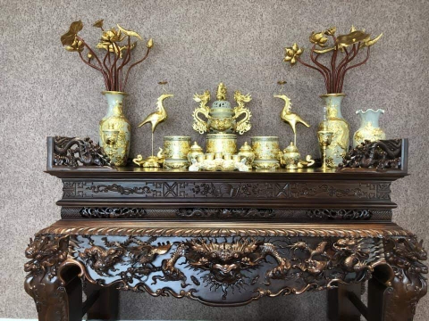 Bộ đồ thờ dát vàng men rạn đắp nổi cho ban thờ gia tiên