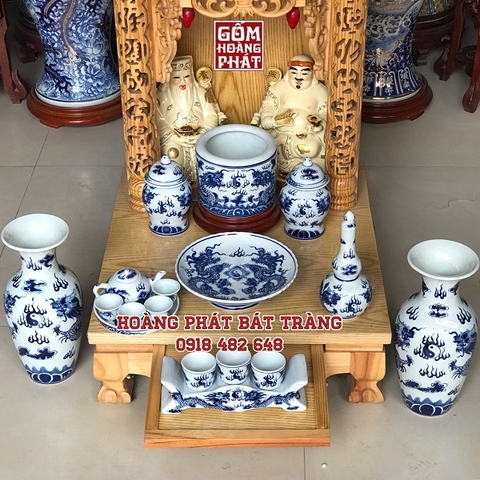 Bộ trí bộ thần tài gốm sứ Bát Tràng cho ban thờ thần tài