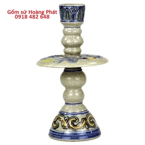 Chân nến bộ đồ thờ thất sự gốm Bát Tràng trên ban thờ gia tiên