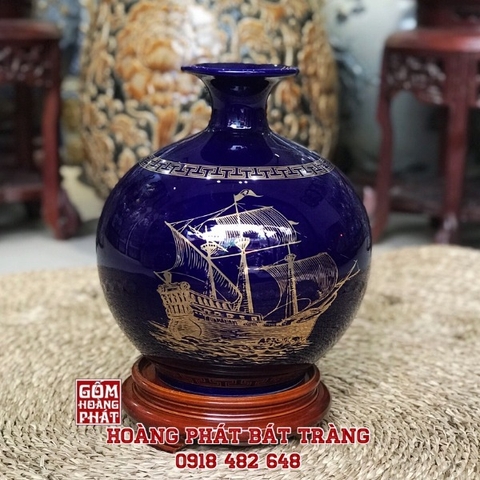 Bình hút tài lộc Thuận buồm xuôi gió nền xanh coban vẽ vàng Bát Tràng H28cm