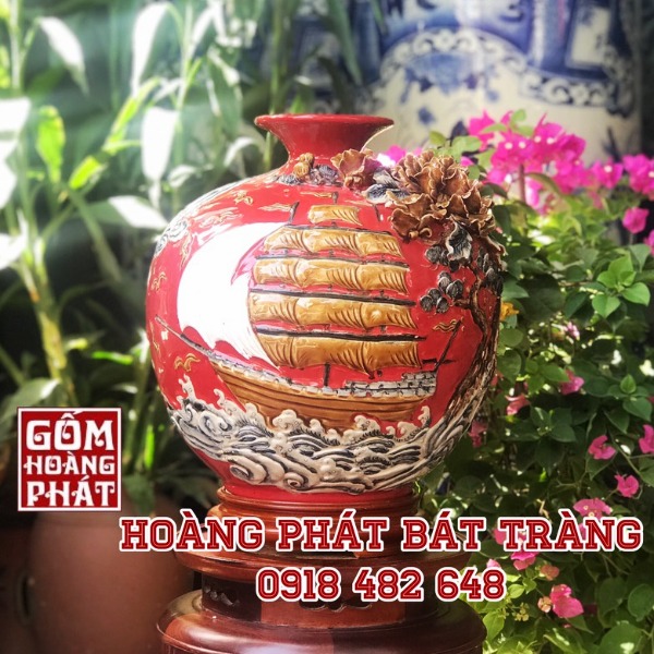 Bình hút tài lộc Thuận buồm xuôi gió nền đỏ đắp nổi Bát Tràng cao H38cm