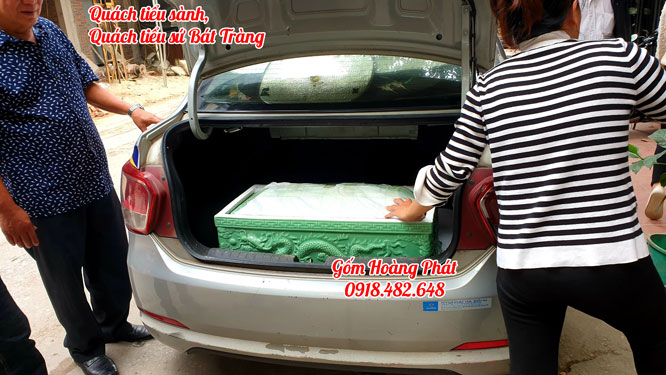 Khách hàng mua tiểu sành tại gốm sứ Hoàng Phát 3