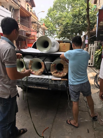 khach mua hang tai gom su hoang phat 6