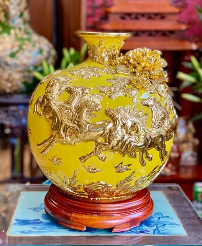 Bình hút tài lộc Bát mã thành công màu vàng dát vàng cao cấp