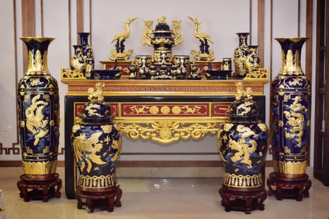 Lục bình sứ Bát Tràng bày trong phòng thờ gia tiên