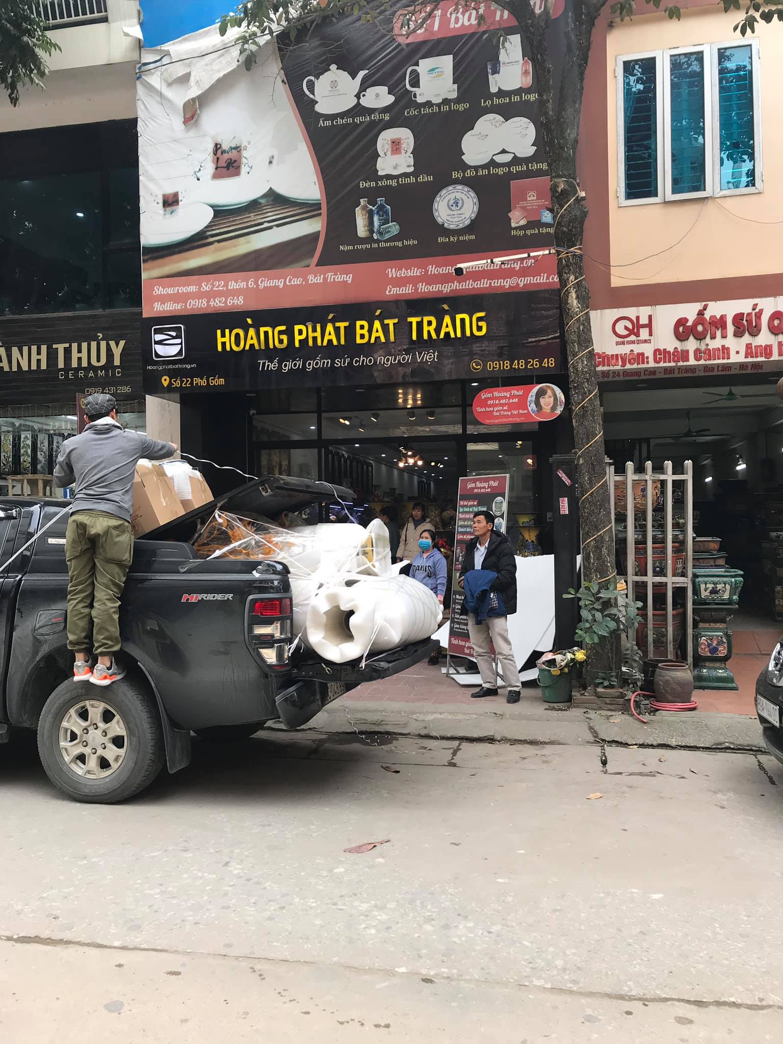 Khách hàng mua lục bình sứ Bát Tràng cao cấp