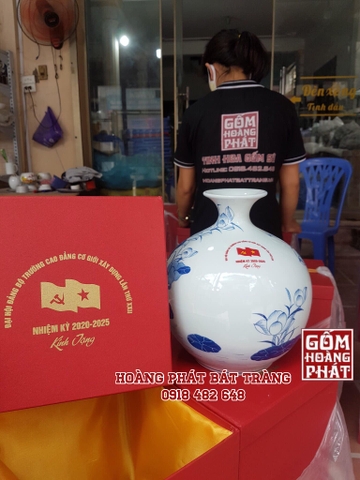 binh hut tai loc ca chep trong trang men lam qua tang 28