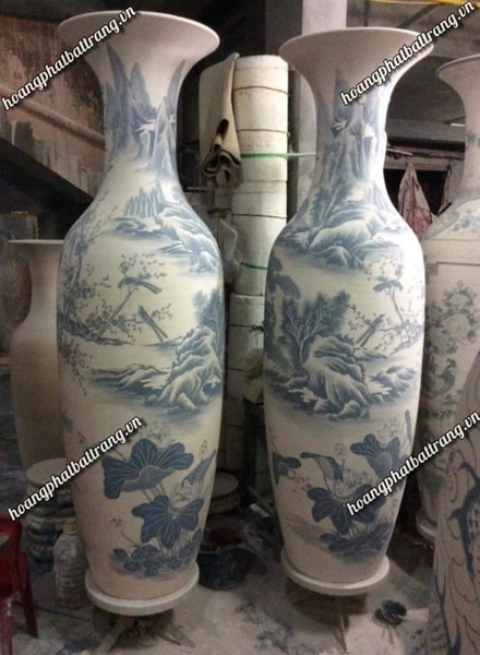 Đôi lọ lộc bình mới được vẽ xong, chưa tráng men