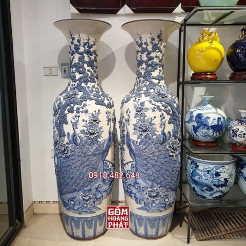 Lục bình sứ công đào đắp nổi men xanh Bát Tràng