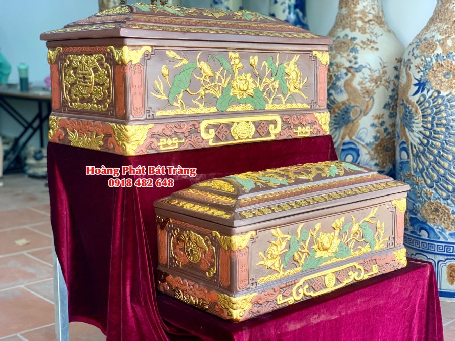 Quách tiểu sành hoa sen lá xanh dát vàng chân vuông 2