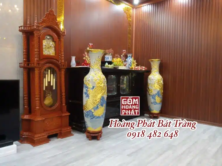 Lục bình sứ dát vàng chim công bày trong không gian thờ