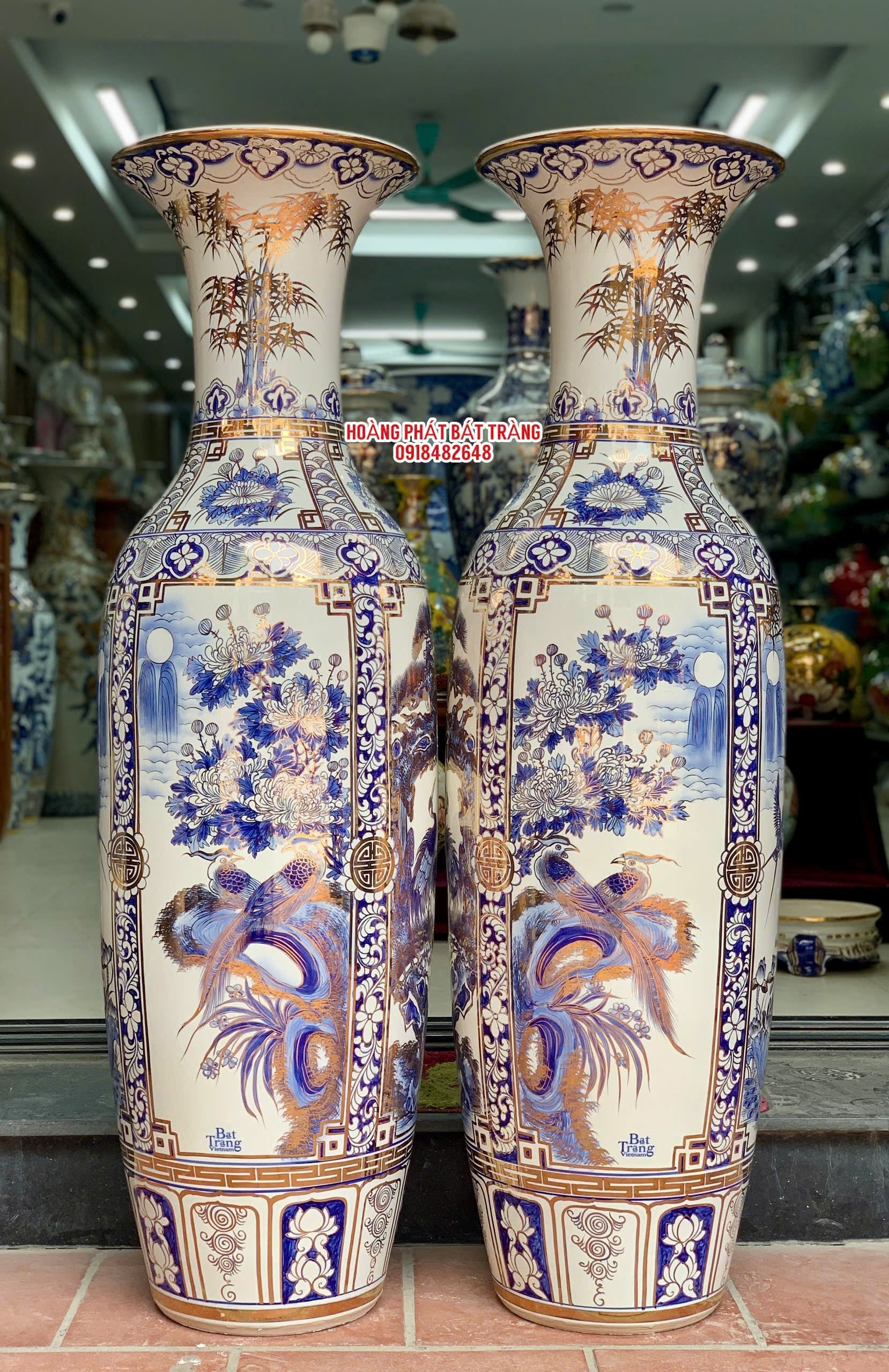 Lục bình sứ vẽ vàng tứ quý men lam Bát Tràng