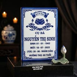 Bia mộ cụ bà nền trắng, chữ xanh, không có ảnh