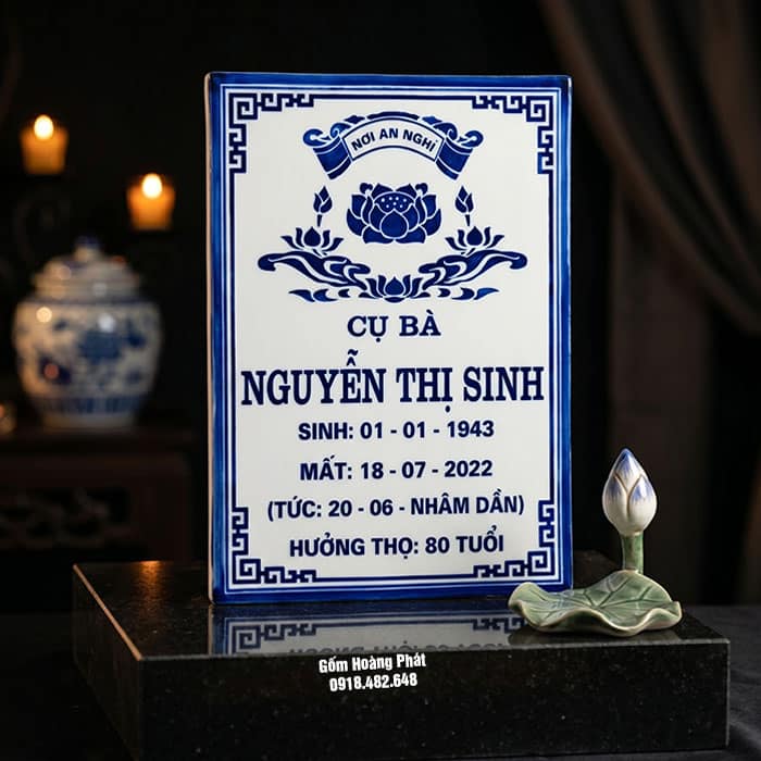 Bia mộ cụ bà nền trắng, chữ xanh, không có ảnh