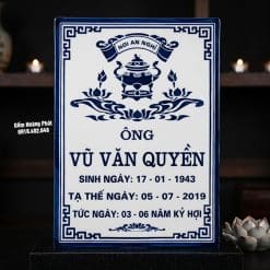 Bia mộ nền trắng, chữ xanh, không có ảnh