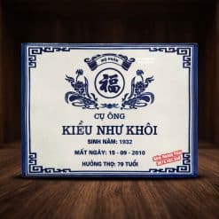 Bia mộ cụ ông, nền trắng chữ xanh, không có ảnh