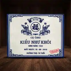 Bia mộ cụ ông, nền trắng chữ xanh, không có ảnh