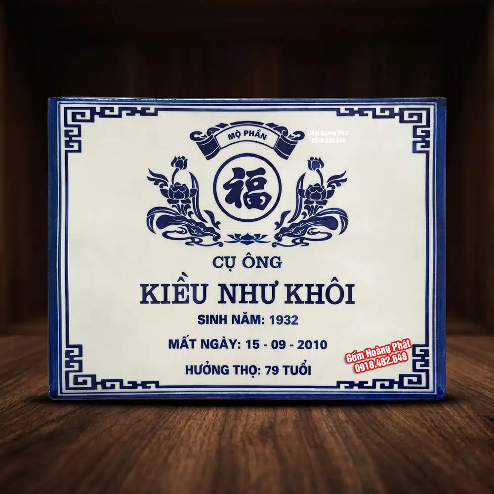 Bia mộ cụ ông, nền trắng chữ xanh, không có ảnh