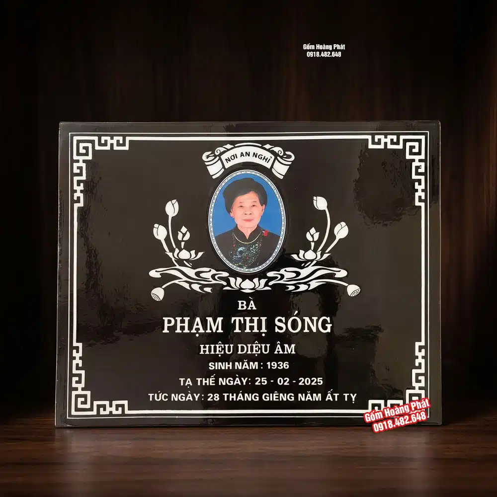 Bia mộ sứ cho cụ bà, nền đen, chữ trắng, có ảnh