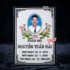 Bia mộ có ảnh, nền trắng, chữ đen, có hoạ tiết viền