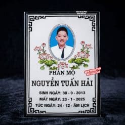 Bia mộ có ảnh, nền trắng, chữ đen, có hoạ tiết viền
