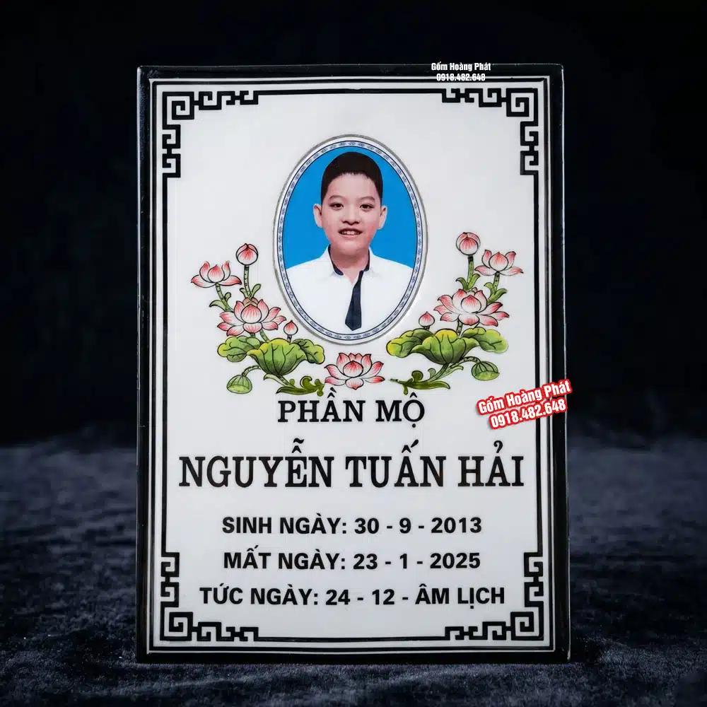 Bia mộ có ảnh, nền trắng, chữ đen, có hoạ tiết viền