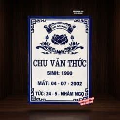 Bia mộ Bát Tràng bằng sứ nền trắng, chữ xanh, có viền