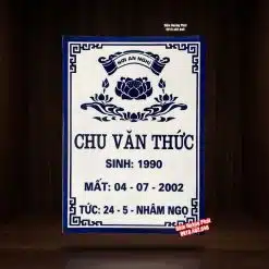 Bia mộ Bát Tràng bằng sứ nền trắng, chữ xanh, có viền