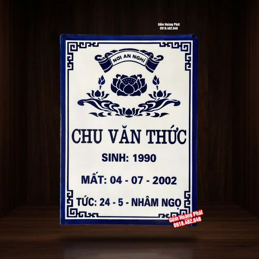 Bia mộ Bát Tràng bằng sứ nền trắng, chữ xanh, có viền