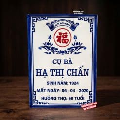 Bia mộ nền trắng chữ xanh, không có ảnh cho cụ bà