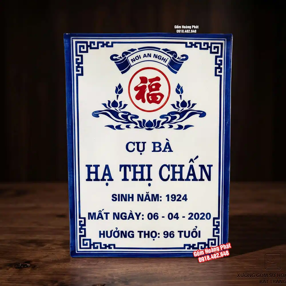 Bia mộ nền trắng chữ xanh, không có ảnh cho cụ bà