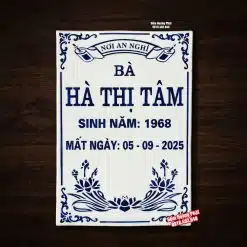Bia mộ cho cụ bà chữ xanh, nền trắng, không có ảnh